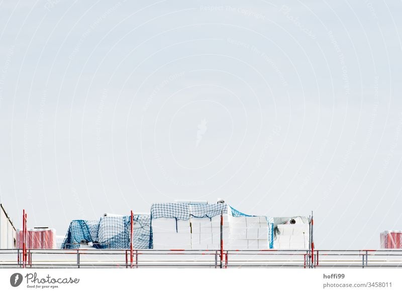 Baumaterial mit Netz sicher befestigt Baustelle Baumaschine Bauweise Materialien Materialmix Industrie Arbeit & Erwerbstätigkeit Maschine bauen Arbeitsplatz