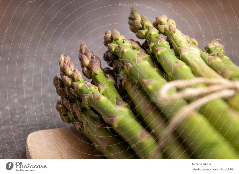 Ein Bund grüner Spargel auf einem Holzbrett Gemüse Lebensmittel Ernährung Vegetarische Ernährung Gesunde Ernährung Gesundheit Bioprodukte frisch Menschenleer