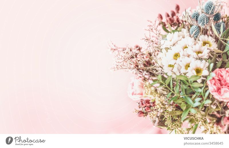 Hübsches Sommerblumenstrauß-Arrangement auf blassrosa Hintergrund. Floraler Hintergrund hübsch Haufen Ordnung blumiger Hintergrund Überstrahlung natürlich