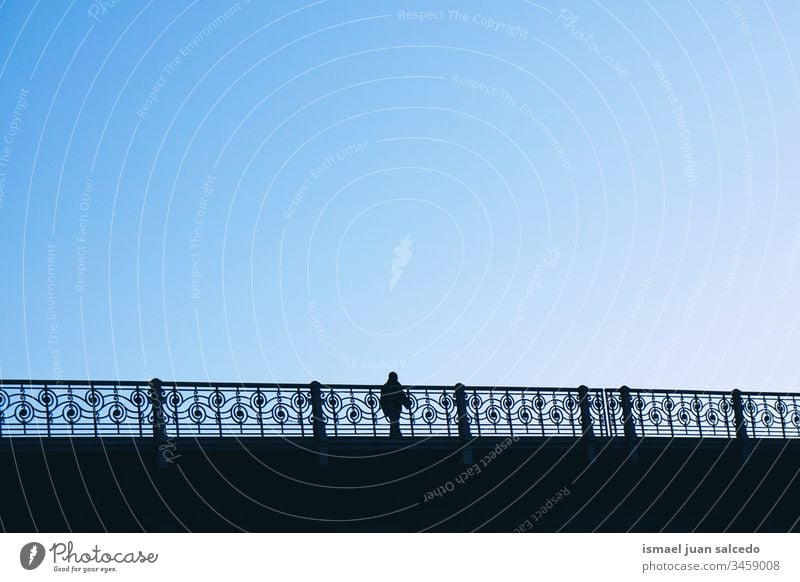 Touristen, die auf der Brücke in der Stadt Bilbao Spanien spazieren gehen, Männersilhouette Person Menschen menschlich Fußgänger Schatten Silhouette Straße