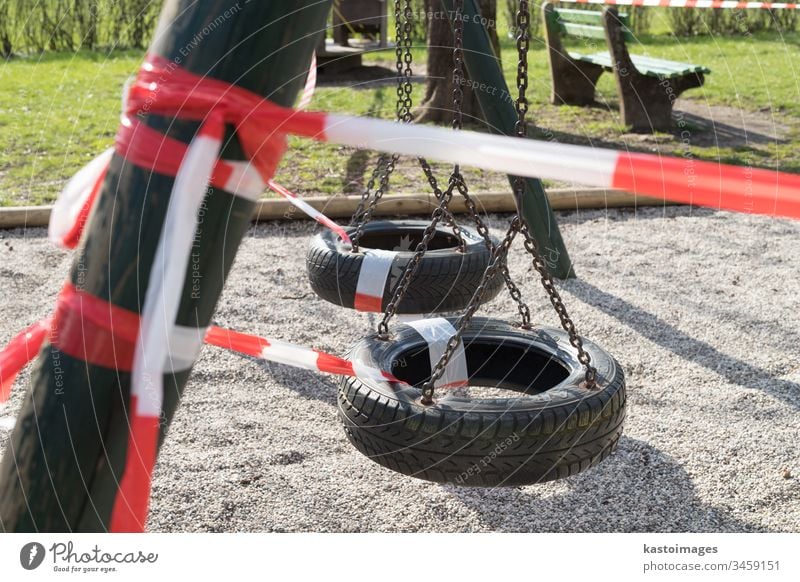 Beschränkung des Coronavirus COVID-19. Keine Personen aufgrund von Quarantäne. Geschlossener Stadtpark. Leerer Park und Spielplatz. Bleiben Sie zu Hause compaign. Rotes Warnband auf Rampen und Rutschen. Soziale Distanzierung