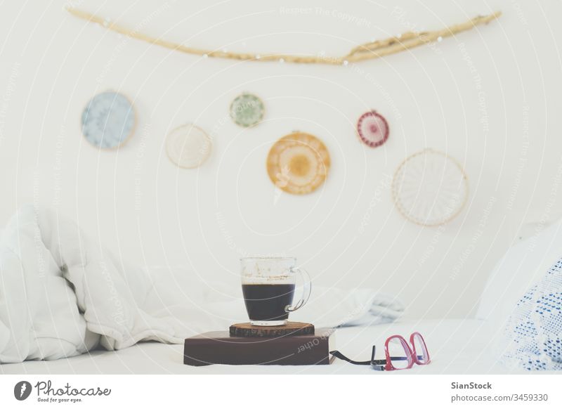 Buch, Kaffee und Gläser auf dem Bett Wand Traumfänger Sonntag weiß Tasse Brille Decke heimwärts Lichter Hintergrund romantisch Morgen Tagebuch trinken Becher