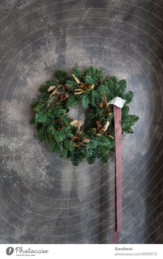 Weihnachtskranz an der Wand Flora kreisen Weihnachtszeit Neujahr frohe weihnachten modern stylisch vereinzelt Nahaufnahme handgefertigt Konzept frisch heimwärts