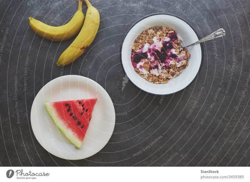 Frühstück mit Kaffee und Früchten Hintergrund schwarz Licht frisch Teller Morgen Tag Lebensmittel texturiert fließend Abblendschalter süß heiß Mahlzeit lecker