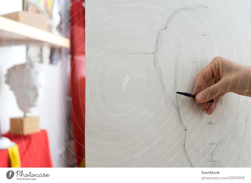 Künstlerin beim Zeichnen von Bleistift-Portrait, Nahaufnahme Malerei Werkstatt Zeichnung Kunst Anstreicher Hobby Hintergrund Bildhauerei Skizze Atelier Handwerk