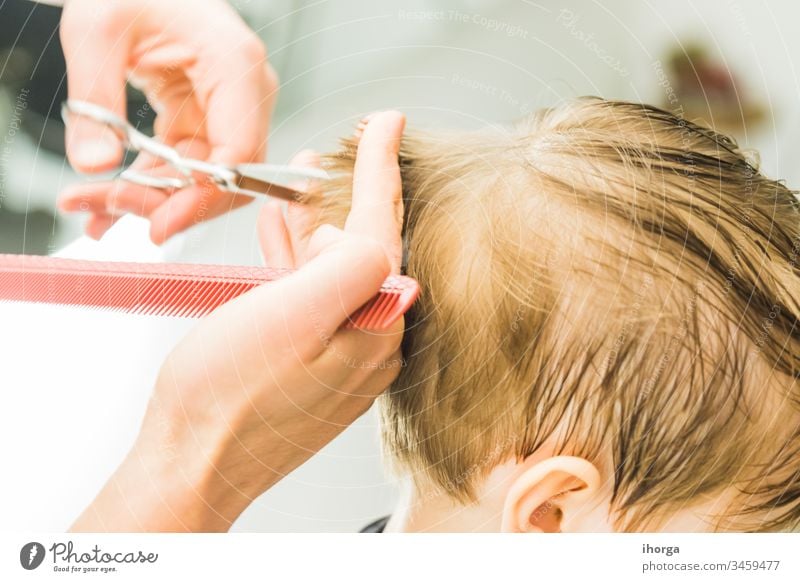 der kleine Junge in einem Friseursalon bezaubernd Baby Barbershop Schönheit blond Pflege Kaukasier Stuhl Kind Kindheit Kinder Kamm geschnitten niedlich Gesicht