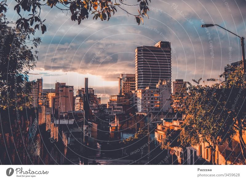 Bogota am Abend Kolumbien Skyline Großstadt abendhimmel Hochhaus Urban