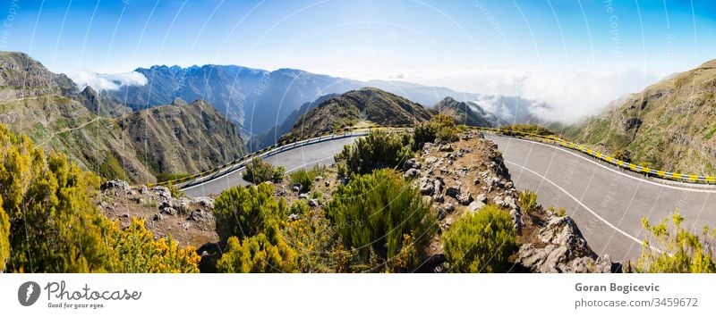 Bergstraße auf der Insel Madeira, Portugal Berge u. Gebirge Straße reisen Landschaft Sommer Verkehr Hügel Ausflug Europa im Freien Wolken Frühling Top Himmel