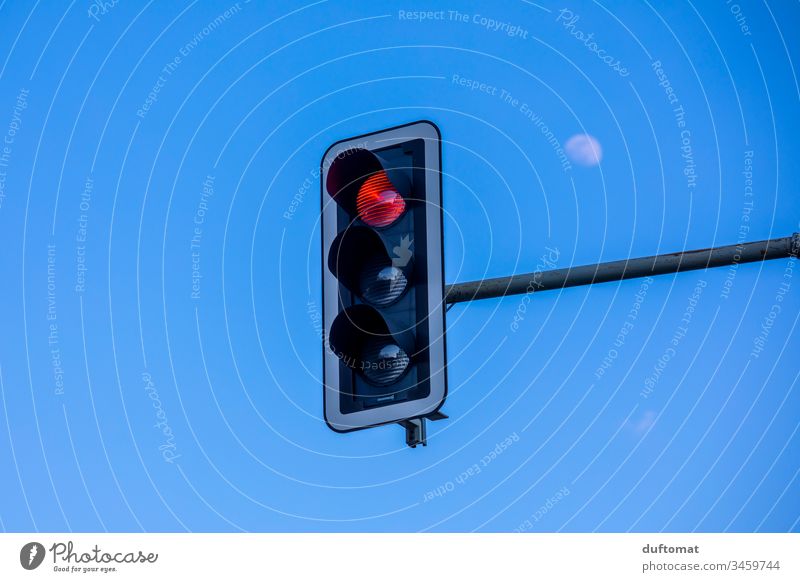 Stop! Ampel auf rot. Mond Verkehr Himmel blau Straße fahren Außenaufnahme Autofahren Verkehrswege Verkehrsmittel Fahrzeug Personenverkehr Stadt Straßenverkehr