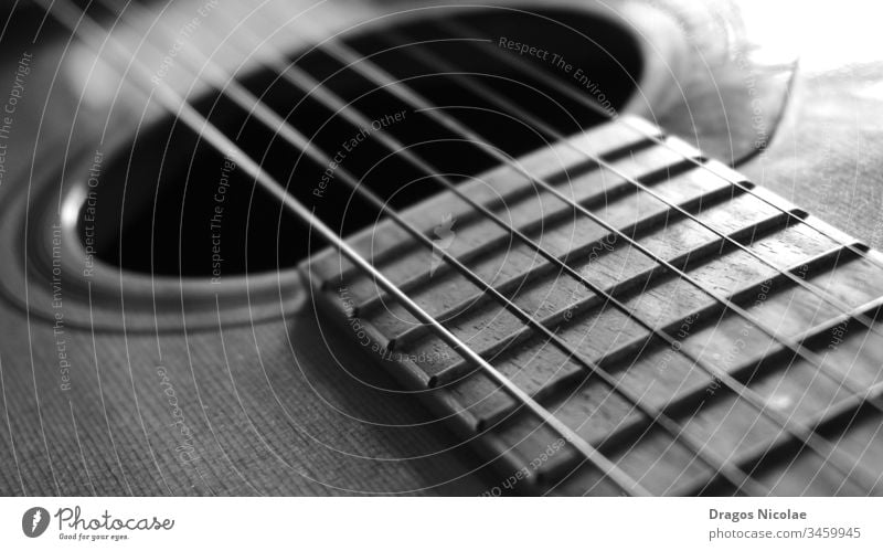 Nahaufnahme-Makro auf Gitarrensaiten Schwarz-Weiß-Foto akustisch Kunst künstlerisch Audio Band schwarz braun klassisch Klassik schließen abschließen Konzert