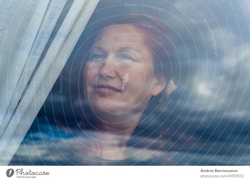 Frau, die an einem Regentag durch das Fenster schaut Kind Mama Menschen im Freien Tag Erwachsener Lächeln Zusammensein Baby Weihnachten Lifestyle Freude Park