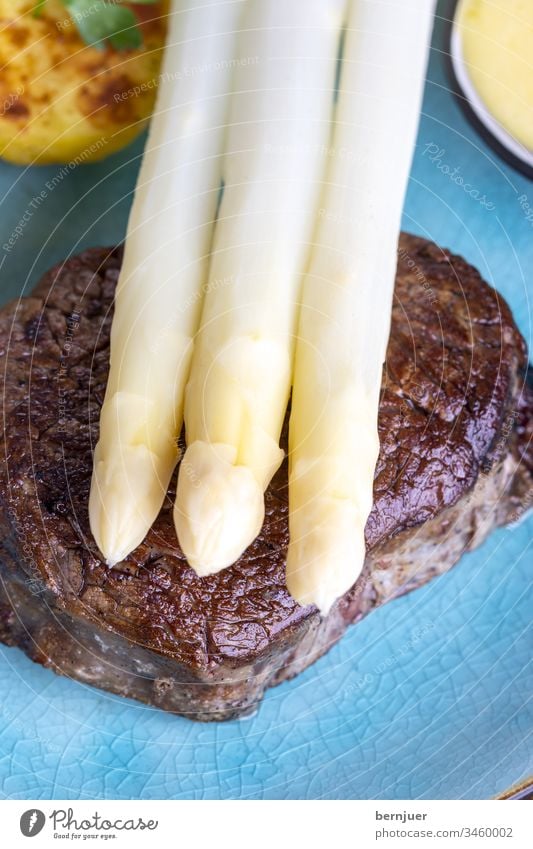 Spargel mit Kartoffeln und einem Steak weiß Sauce hollandaise soße gegrillt Rinderfilet kochen fettlos tournedo Salz Gemüse sous-vide dry age Gourmet Mignon