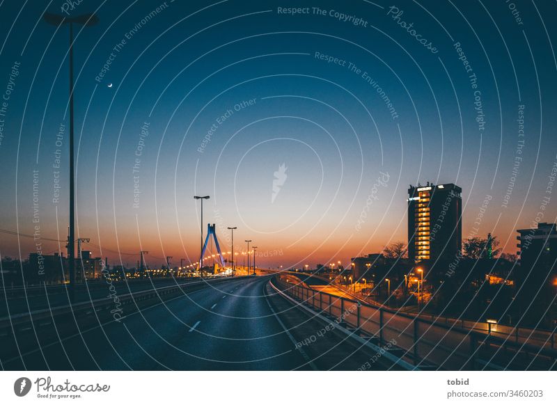 Leere Stadtautobahn im Abendlicht Autobahn Straße Dämmerung urban Lichtermeer Horizont Außenaufnahme Verkehrswege Menschenleer Nacht Brücke Silhouette Himmel