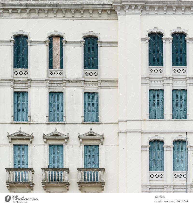 Historische Fassade der Belle Époque Belle Epoque Architektur Jalousie Fensterläden Altstadt Altstadthaus Fensterladen alt Gebäude Balkon Farbfoto mediterran