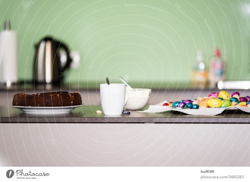 Kuchen und Ostereier im Büro Büroalltag Gemeinschaft Ostern Ostern im Büro Ei Frühling Osternest mehrfarbig Dekoration & Verzierung Lebensmittel Farbfoto