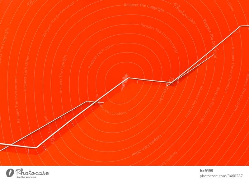 Treppe mit Handlauf und roter Wand Architektur Geländer minimalistisch rote Wand Treppenhaus Linie ästhetisch außergewöhnlich hell Treppengeländer Gebäude
