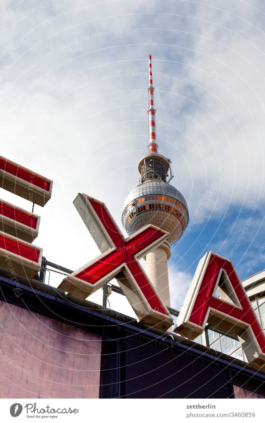 Bahnhof Berlin-Alexanderplatz mit Fernsehturm alex alexanderplatz architektur außen berlin city fernsehturm frühjahr frühling hauptstadt haus innenstadt