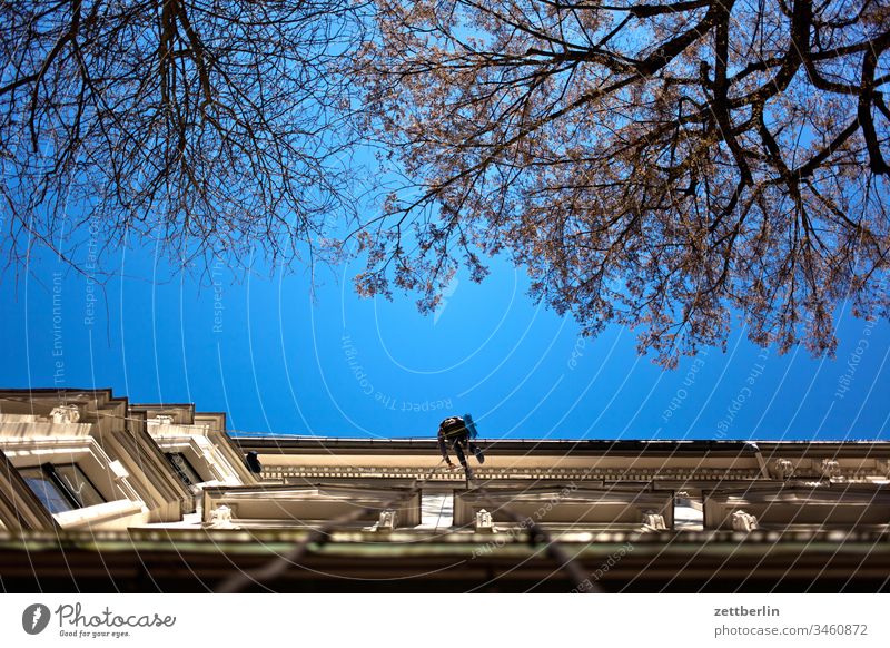 Fassadenklettern industriekletterer reparatur service dienstleistung fassade fenster haus himmel himmelblau hinterhaus altbau hinterhof innenstadt mauer