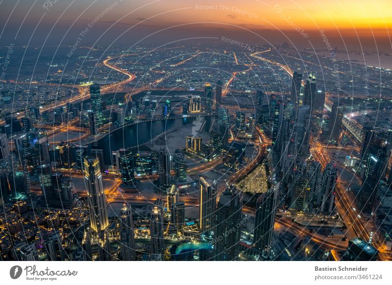 Blick vom Burj Khalifa auf Dubai, Sonnenuntergang, Vereinigte arabische Emirate Stadt Hochhaus Skyline Wasser gold gelb Wolken Sonnenaufgang Sonnenlicht Küste