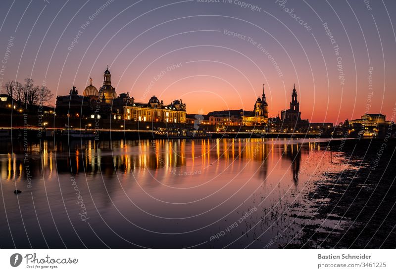 Skyline von Dresdner Altstadt zum Sonnenuntergang ästhetisch Detailaufnahme Semperoper Zufriedenheit Kunst Silhouette Dom Kirche dunkel Denkmal Bauwerk