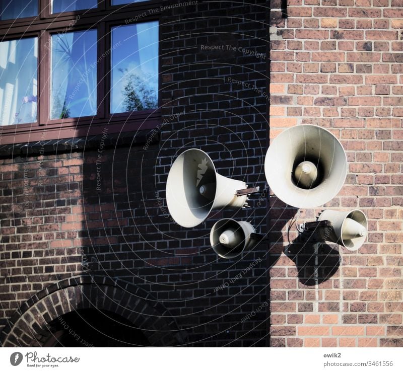 Alle mal herhörn Lautsprecher Signalanlage Mauer Haus Hausecke Wand Fassade Backsteinwand Backsteinfassade Backsteinhaus Hamburg urban Menschenleer