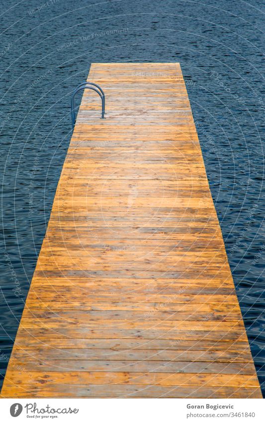 Hölzerner Pier MEER Himmel Meer Wasser blau alt See hölzern Bucht friedlich Natur Holz Anlegestelle im Freien Landschaft Frieden Küste Sonne Szene Windstille