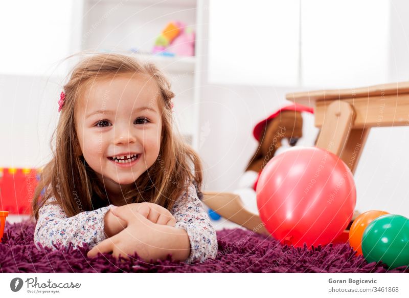 Mädchen spielt im Raum Aktivität bezaubernd schön hell Pflege Teppich lässig Kaukasier Kind Kinderbetreuung Kindheit Farbe farbenfroh kreativ niedlich Tochter