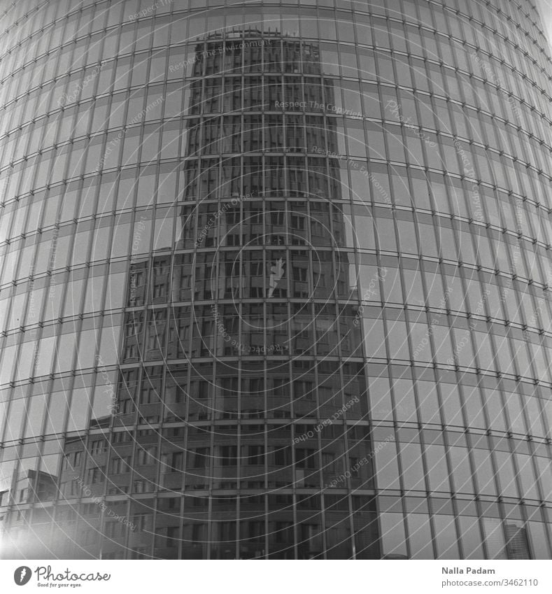 Spiegelung eines Hochhauses in einem weiteren und das mitten in Berlin Kollhofftower DB Tower Hochhausfassade hoch Architektur Architekturfotografie Glasfassade