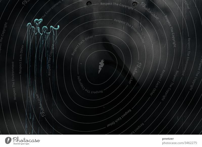 Schriftzug "hier" jetzt heute Graffiti Motto Motivation Zeit Ort Herz Zeichen Liebe schwarz grün Ausdruck Wort Schriftzeichen Tag Mauer Textfreiraum Werbung