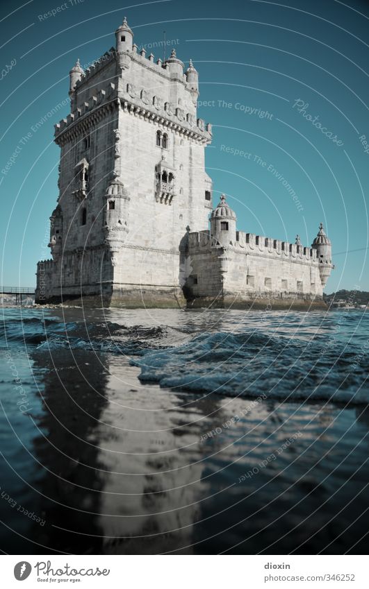 Torre de Belém Ferien & Urlaub & Reisen Tourismus Sightseeing Städtereise Sommer Sommerurlaub Strand Meer Wellen Wasser Himmel Wolkenloser Himmel Sonnenlicht