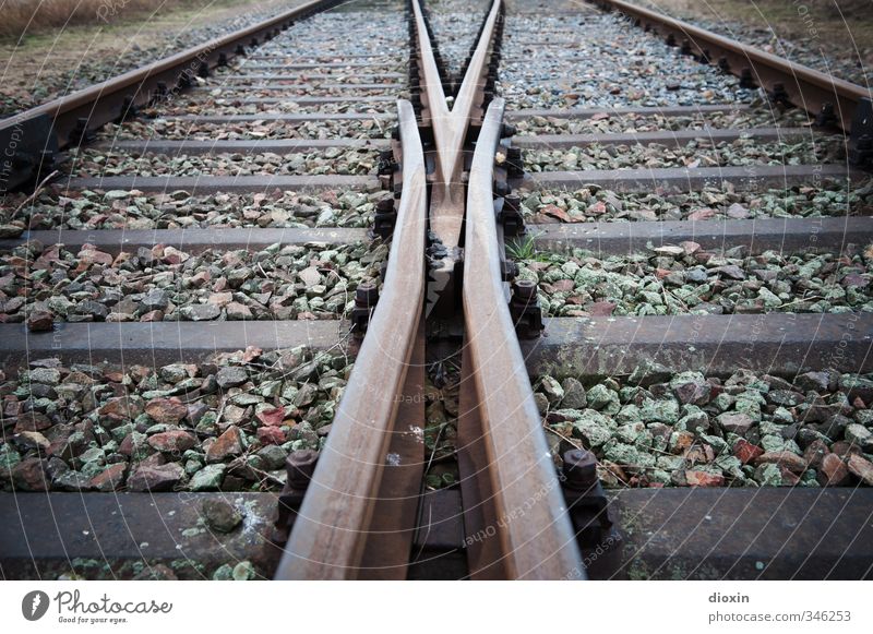 I hear the train a comin' Verkehr Verkehrswege Bahnfahren Schienenverkehr Eisenbahn Gleise Weiche Stein Metall Wege & Pfade Entscheidung Farbfoto Außenaufnahme