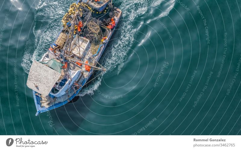 Luftaufnahme des Fischers an den Küsten von Lima, Peru Portwein Fischtrawler navigieren Spedition Himmel maritim Fischereiwirtschaft callao pisco Küstenlinie