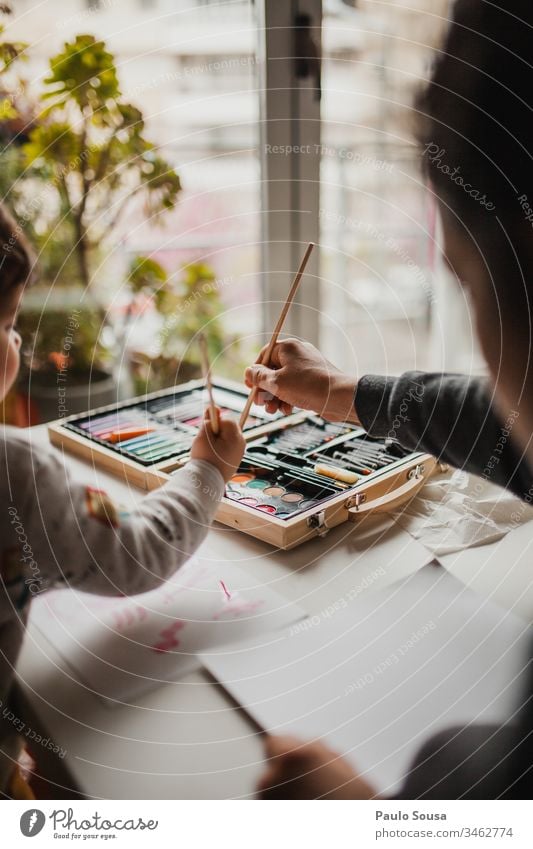 Mutter und Tochter malen Gemälde Fenster Mutterschaft Familie & Verwandtschaft Zusammensein Bildung Freizeit & Hobby Kind Freude Glück Lifestyle Erwachsene