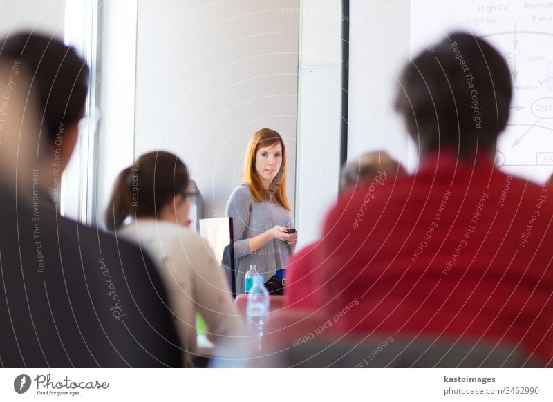 Vorlesung an der Universität. dozieren Redner Frau Seminar Werkstatt reden Business Tagung Veranstaltung Bildung Sitzung Kongress Teilnehmer Menschengruppe