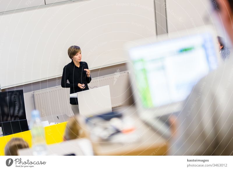 Vorlesung an der Universität. Tagung Veranstaltung dozieren Redner Seminar Bildung Rede Business Sitzung Kongress Teilnehmer Menschengruppe Training