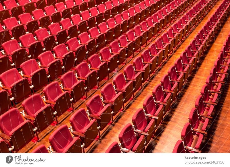 Theaterstuhl in roter Farbe im Konferenzraum. Sitz Stuhl Tagung Innenbereich Aula leer Kino Saal niemand Reihe Sitzgelegenheit Sitzung Film Veranstaltung