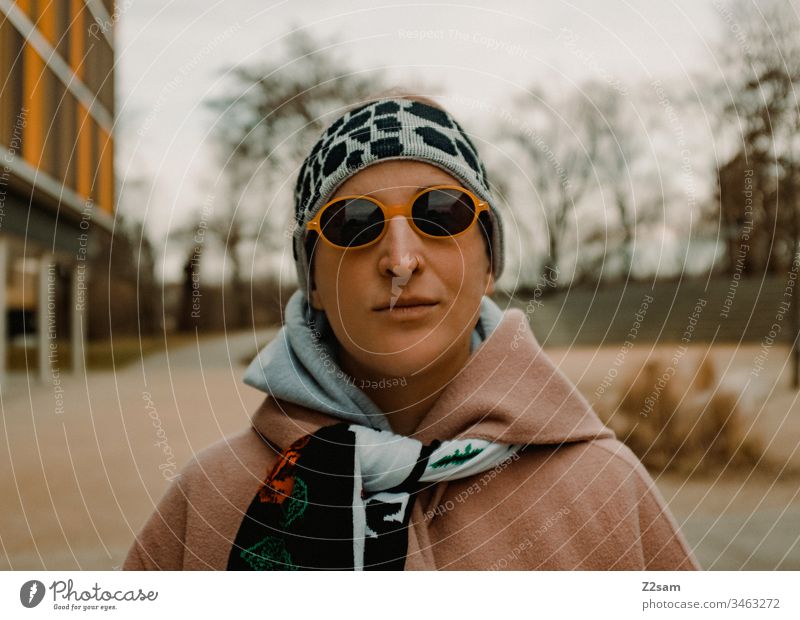 Spaziergang mode sonnebrille stirnband mantel modisch freak modern farbig Hipster trendy lässig attraktiv schön Model Porträt Außenaufnahme Lifestyle Großstadt