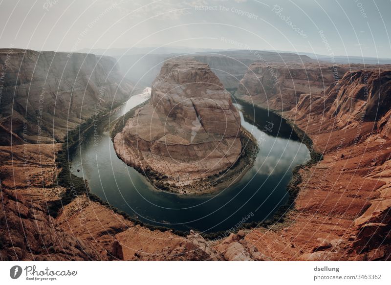 Der Horseshoe Bend in Arizona bei schönem Wetter Schatten Licht orange Wüste Wolken wandern Tourismus Freiheit Glen Canyon Urelemente Erde Dürre entdecken frei