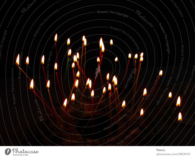 Vierzig chaotische Kerzen auf einem Geburtstagskuchen. Kerzenschein Kerzenlicht Kuchen Farbfoto Feste & Feiern Menschenleer Innenaufnahme Unordentlich