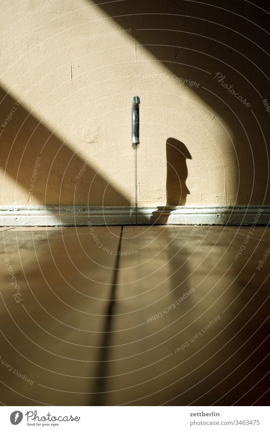 Dolch dolch einstich fußboden holz holzfußboden innen licht menschenleer messer messerwerfer raum schatten stichwaffe tatort textfreiraum wohnen wohnung zimmer