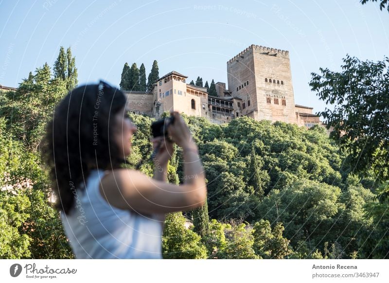 Touristin beim Fotografieren in La Alhambra, Granada, Spanien Frau la alhambra Fotokamera Bilder Tourismus verschwommen Person eine Person Frauen im Freien