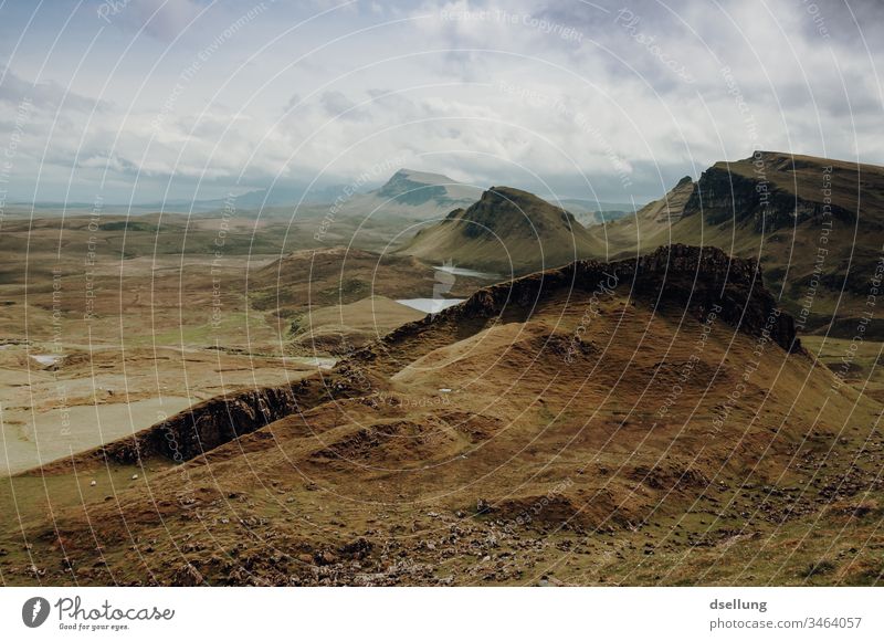 Aussicht über die Hügel von Quiraing auf der Isle of Skye Panorama (Aussicht) Kontrast Schatten Licht Tag Menschenleer Schottland Farbfoto Außenaufnahme