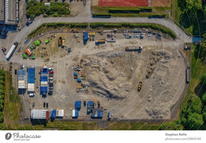 Baugebiet aus der Draufsicht einer Drohne Konstruktion aera Top Ansicht Dröhnen Arbeit Container Sand Erde bauen nach oben Verkehr Laufwerk neu hoch Antenne