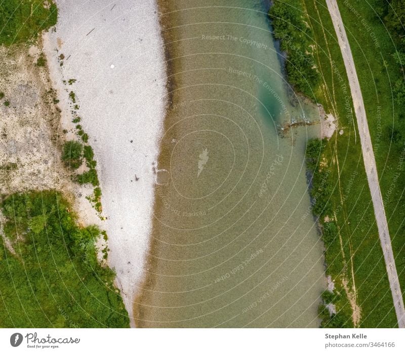 Draufsicht auf einen Fluss mit Sand am Ufer und grüner Vegetation. Dröhnen Wasser weiß rein Natur Landschaft schön übersichtlich Meereslandschaft Hubschrauber