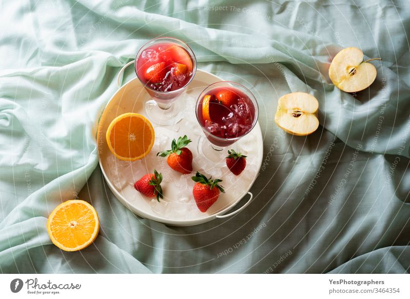 Sangria-Glas auf einem Tablett mit frischen Früchten. Rotwein-Spanischer Cocktail alkoholisches Getränk Äpfel Erfrischungsgetränk farbenfroh lecker