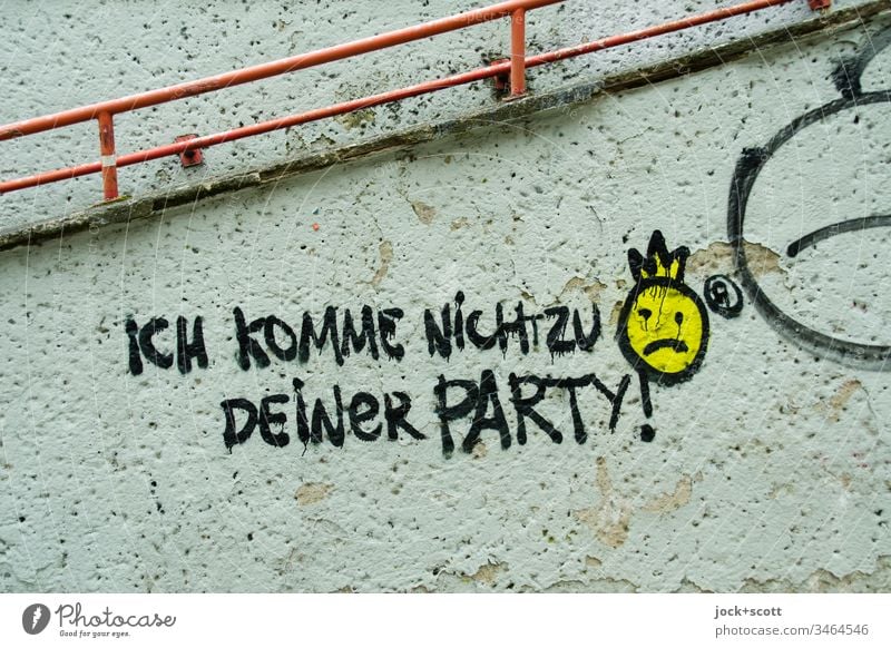 Ich komme nicht zu deiner Party! Subkultur Straßenkunst Wand Graffiti Wort trashig Zahn der Zeit Detailaufnahme Gedeckte Farben abstrakt Stimmung Kreativität