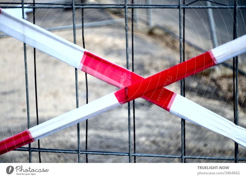 Kein X für ein U sondern eine Warnung aus rot-weissem Flatterband, das auf ein Gitter aus dünnem Drahtgeflecht hinweist und sagt: Halt! Hier geht es wegen einer Baustelle nicht weiter.