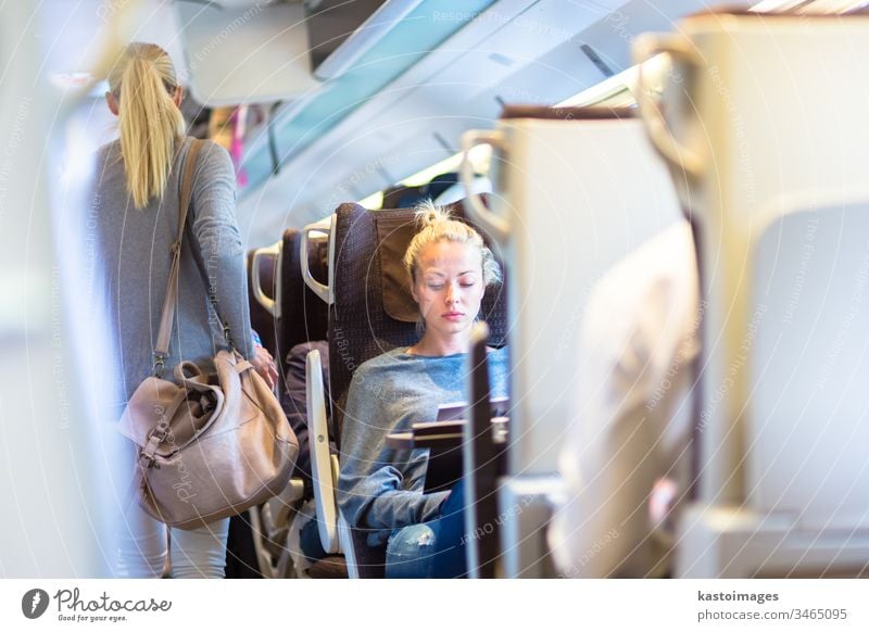 Dame reist mit dem Zug. Eisenbahn Reisender Öffentlich Verkehr Frau Schiene Passagier Anschluss Großstadt Ausflugsziel Mädchen Berufsverkehr Tourismus Lifestyle