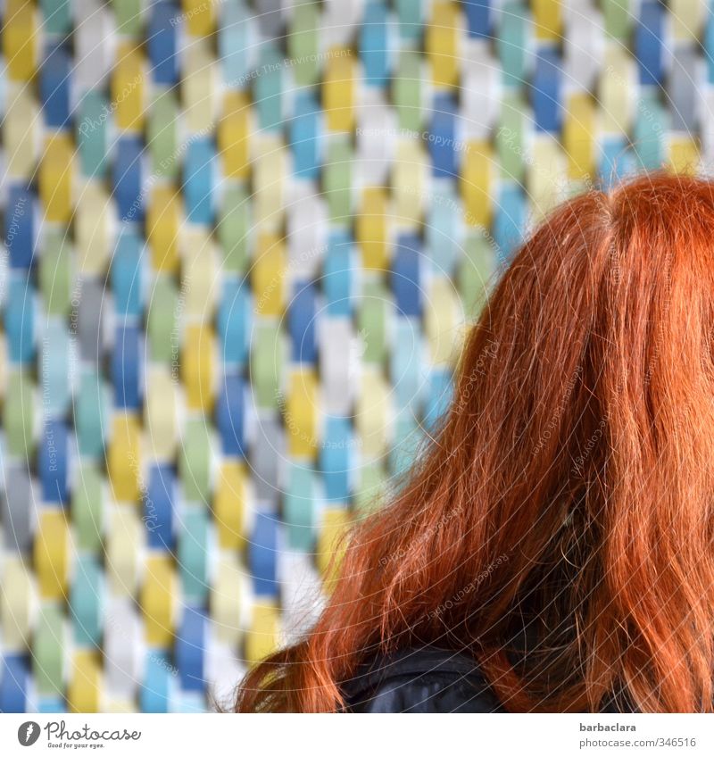 Hallo, kannst du... feminin Frau Erwachsene Kopf Haare & Frisuren 1 Mensch Schwimmbad Gebäude Mauer Wand rothaarig langhaarig Strukturtapete Kunststoff Blick