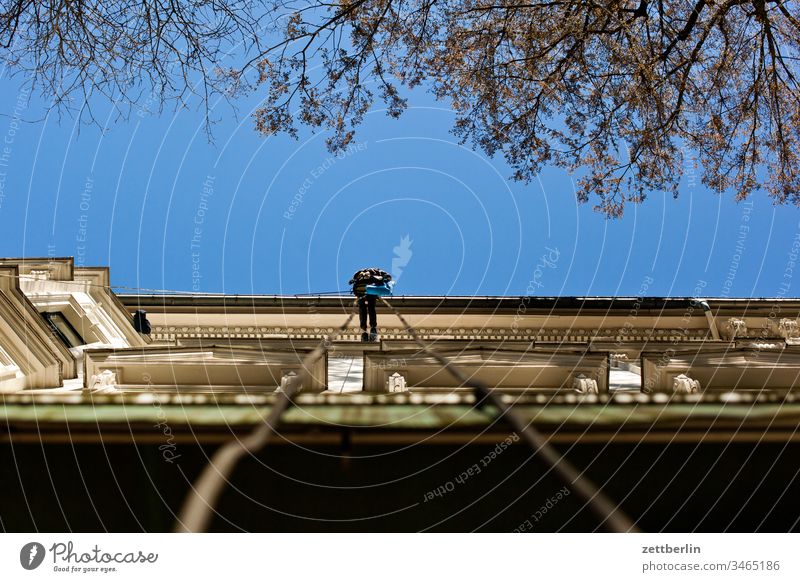 Fassadenkletterer altbau außen fassade fenster haus himmel himmelblau innenhof innenstadt mauer mehrfamilienhaus menschenleer mietshaus textfreiraum wand wetter